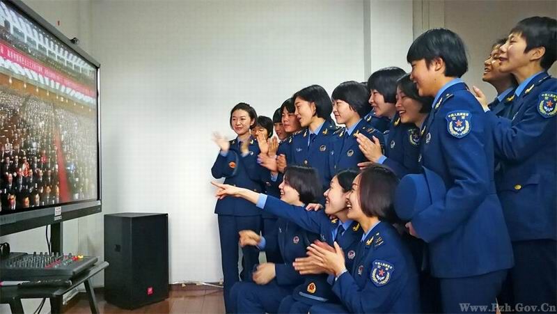 西部战区空军驻蓉某旅女兵连战士收看大会盛况,并热议大会报告.
