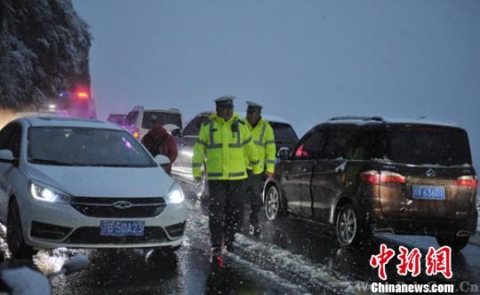 交警在折多山劝返滞留车辆和疏导交通. 刘忠俊 摄
