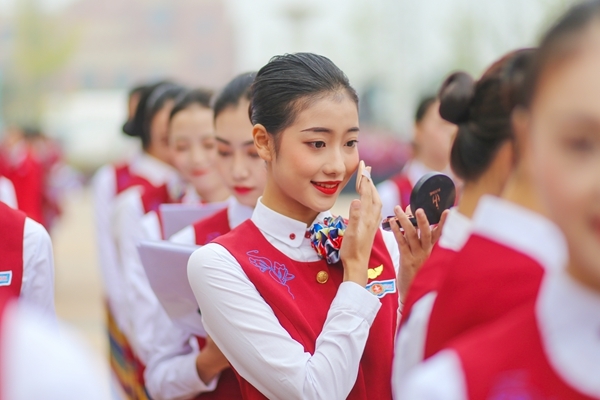 四川一高校空乘选拔现场美女如云00后成主角