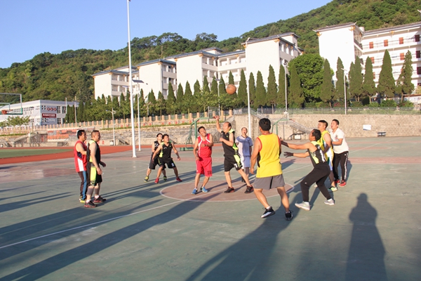 米易民中与白坡学校进行篮球友谊比赛
