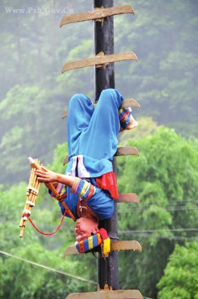 五通镇杨苗族艺人杨金荣绝技表演《倒挂刀山》(曾洪波2008年拍摄于