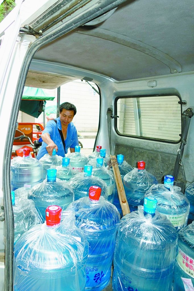 高温下的送水哥