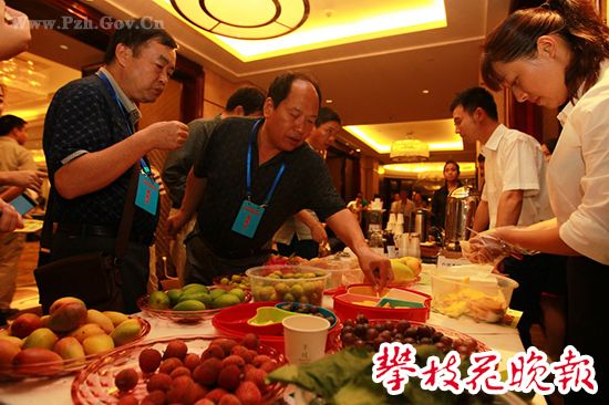 嘉宾为攀枝花特色水果点赞