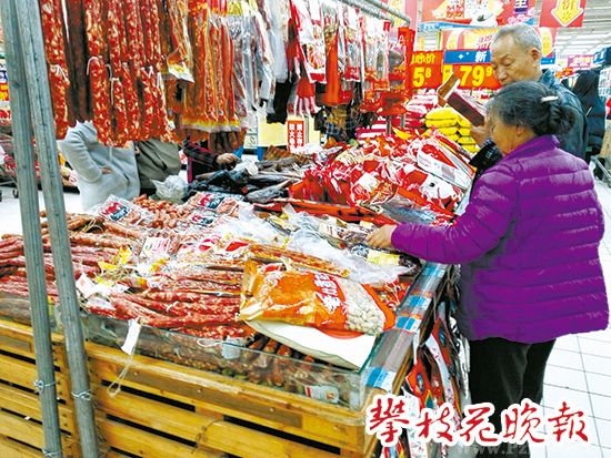 腌腊制品热销 市民留心选购
