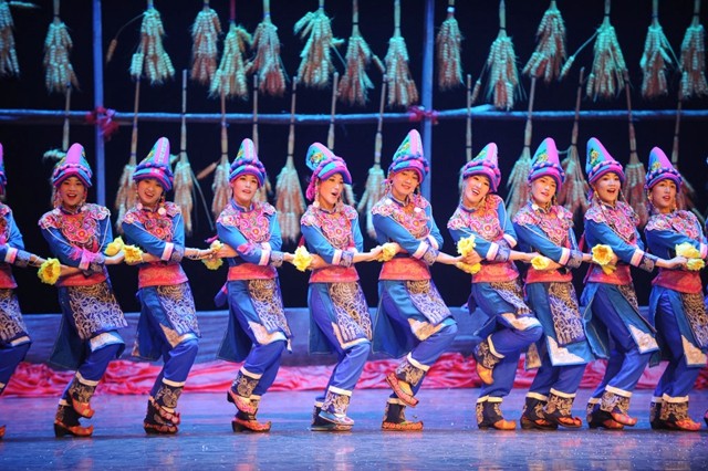 肩上的铃儿响叮当,带着"90后"羌族妹子走南闯北