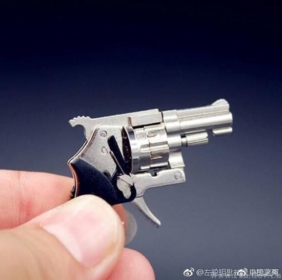 男子售迷你枪形钥匙扣被拘 警方:已被认定为枪支