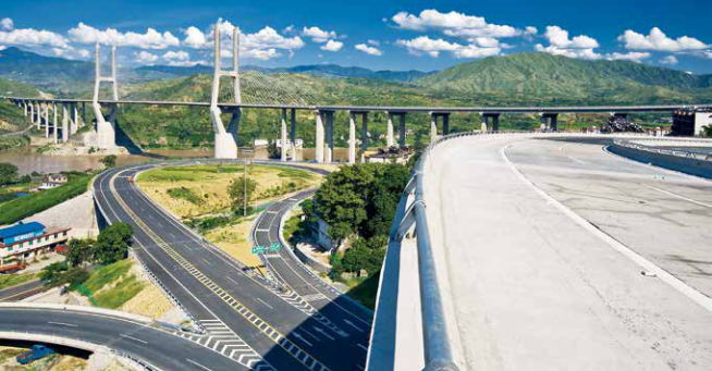 今天的攀枝花,空中航线直通北京,上海,重庆,成都,深圳,武汉;陆路,成昆