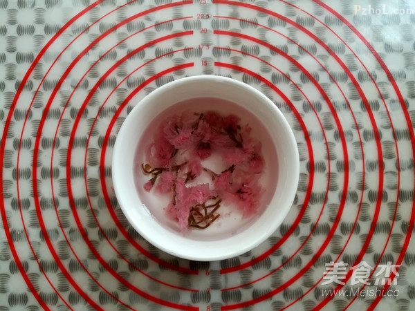 糯米粉用不粘锅小火炒到微微发黄玫瑰鲜花饼做法步骤:主要材料:中筋