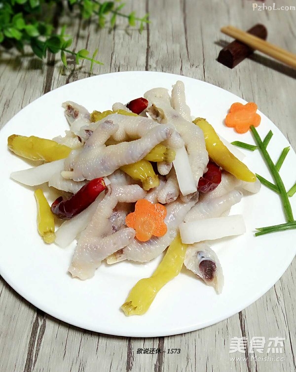 2,泡椒水要覆盖鸡爪才更入味.