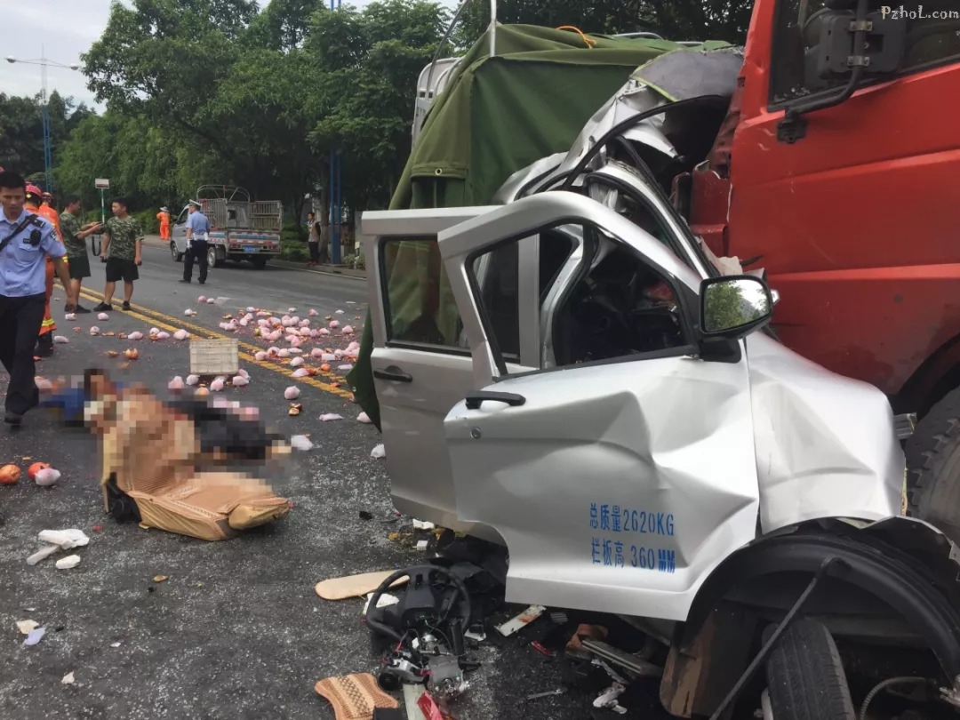 由于撞击猛烈,小货车的车身已严重变形, 小货车内3名人员被困.